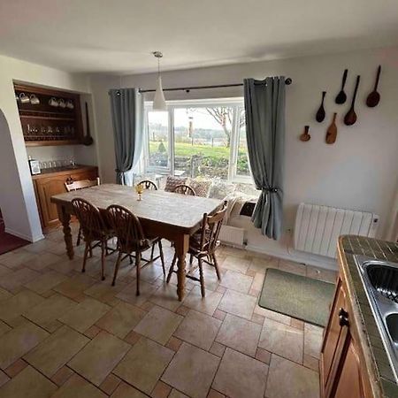 אניסקילן Wooden Cottage With Lake View מראה חיצוני תמונה