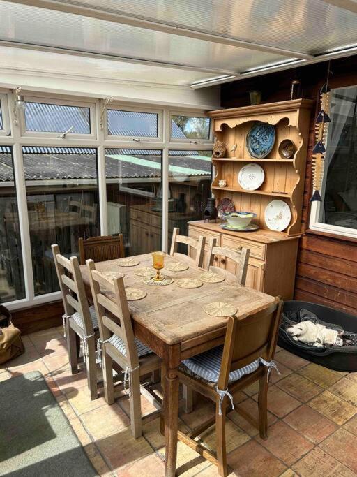 אניסקילן Wooden Cottage With Lake View מראה חיצוני תמונה
